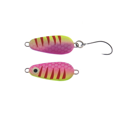 Perfekter Angelhaken Bullshark Spoon 3g von Perfect-Fishing, glänzender Löffel für Fischfang, zeigt den angelbereiten Köder in der Hand