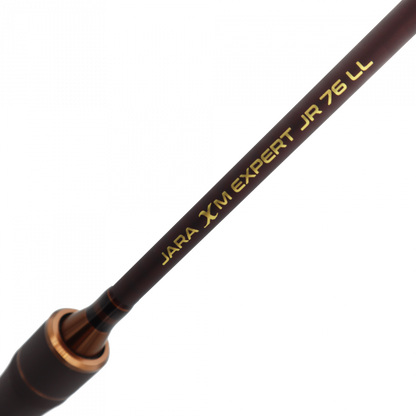 Trout Jara XM Expert JR76LL Angelrute mit leichten, flexiblen Eigenschaften für Forellenangeln, auf einem Angelplatz liegend