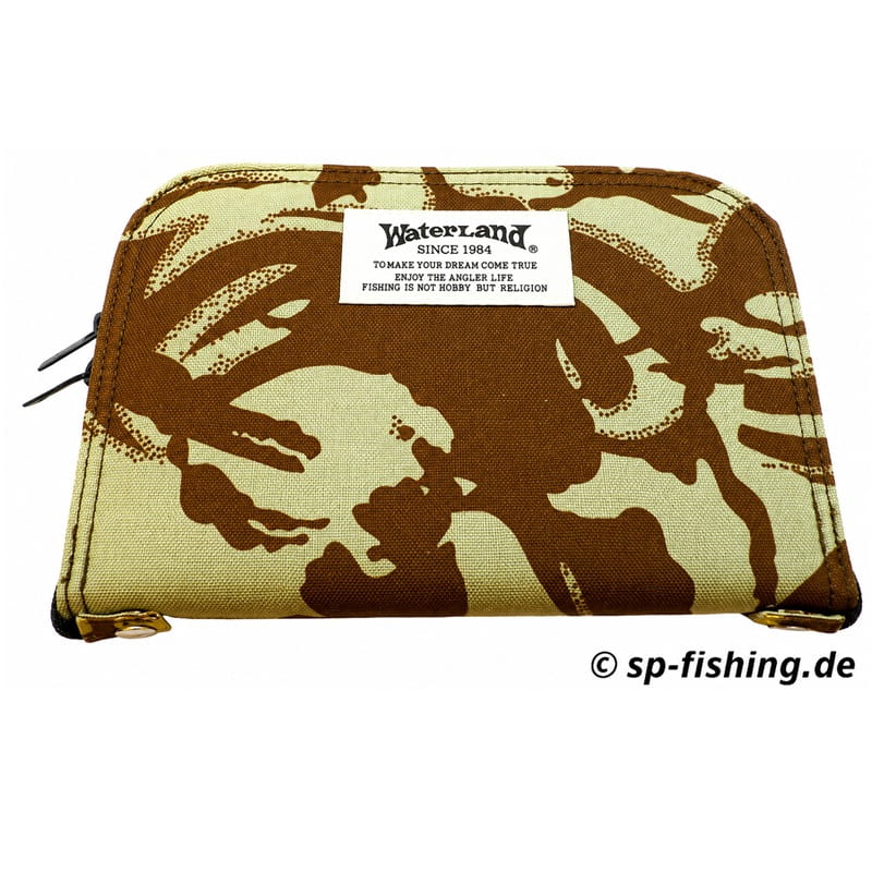 Wasserland Spoon Wallet Tasche in beige und braun mit Camouflage-Muster, aus robustem Material, zeigt die stylische Geldbörse in Nahaufnahme