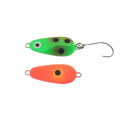 Perfekte Fischerrute mit der Bullshark Spoon 3g von Perfect-Fishing, zeigt die glänzende Angelblei in Nahaufnahme.