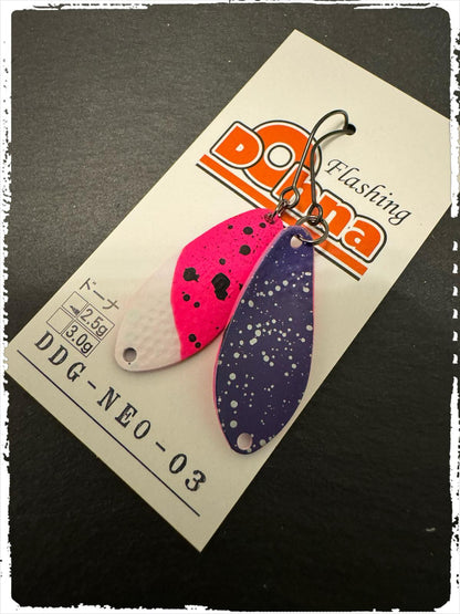 Silberner Angelblei Spoon von Angler´z System Antem Dohna DDG NEO-03, liegt auf einem weißen Hintergrund.
