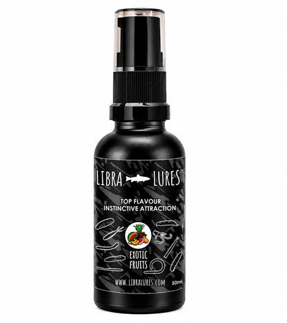 Libra Lures Aroma Spray mit exotischem Fruchtgeschmack, Flavour Attractant für Angelfisch, in Sprayflasche auf weißem Hintergrund