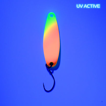 Fangenswert RAFFT EA02 spoon lure in vibrant UV color, showcasing its sleek design and reflective finish.