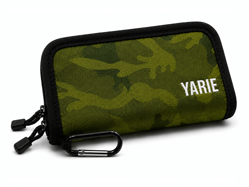 Yarie Spoon Wallet Tasche in grüner Camouflage-Optik, aus robustem Material, mit Reißverschluss und Kartenfächern, von Yarie.